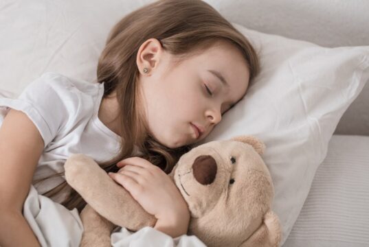 Xωρισμένοι γονείς: Πώς θα δημιουργήσετε μια αποτελεσματική ρουτίνα για τα παιδιά πριν από τον ύπνο